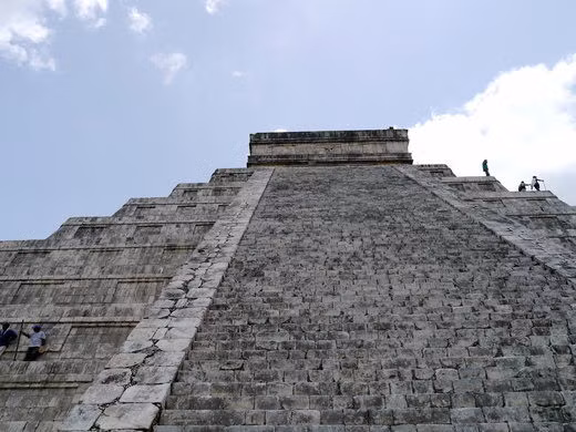 Kỳ lạ và khó giải hơn là nếu người nào đó hét lên hoặc chơi nhạc bên ngoài dưới chân kim tự tháp Kukulkan thì âm thanh phát ra khác hoàn toàn so với lúc vỗ tay.