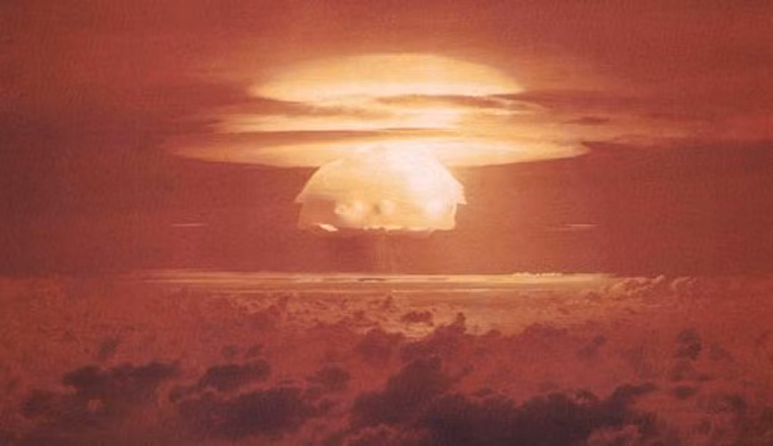 Trước khi Liên Xô chế tạo và cho phát nổ bom Sa hoàng, Mỹ là quốc gia chế tạo bom hạt nhân mạnh nhất thế giới là Castle Bravo. Nó có sức công phá 15 megaton và được kích nổ vào năm 1954.