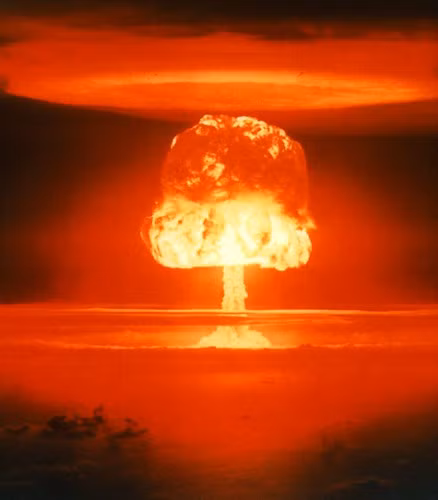 Thế nhưng, về sau, các chuyên gia hạt nhân lo ngại về sức hủy diệt của quả bom có thể vượt tầm kiểm soát nên thuyết phục Thủ tướng Khrushchev chế tạo quả bom RDS-220 có sức công phá 50 megaton (tương đương 50 triệu tấn TNT).