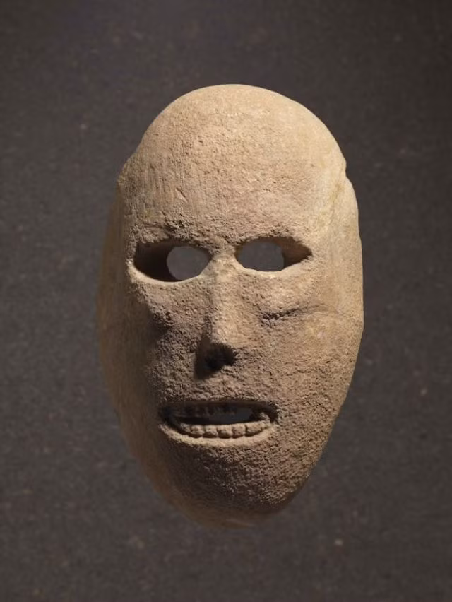 Theo các chuyên gia, những chiếc mặt nạ cổ nhất thế giới được làm từ đá vôi. Chúng được cho là khắc họa gương mặt của những người đã chết.