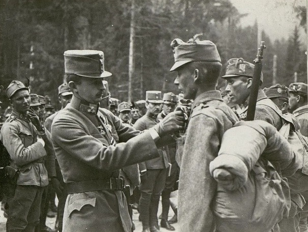 Hoàng đế Áo - Hung Karl I đích thân trao huân chương cho các binh sĩ ở mặt trận phía Đông tại Galicia (phía Tây Ukraine ngày nay) năm 1917.
