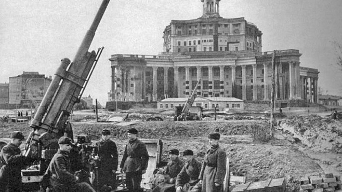 Nguyên soái Georgy Zhukov không chỉ chặn đứng tất cả các đợt tấn công, ông còn dẫn dắt binh sĩ Liên Xô thực hiện phản công tiêu diệt hơn 500.000 lính Đức.