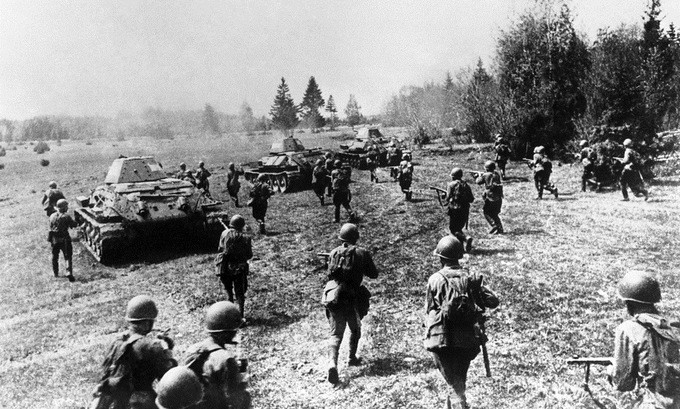 Sau 4 tháng phát động chiến tranh xâm lược Liên Xô, đội quân của Hitler bao vây phía Bắc Leningrad và tiến đến vùng ngoại ô Moscow. Quân phát xít chiếm được 500.000 dặm vuông lãnh thổ của xứ sở bạch dương.