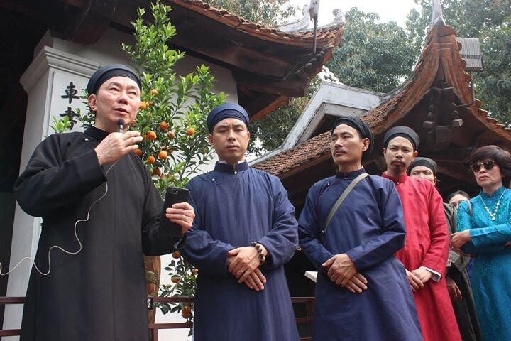 Đến đầu thế kỷ 20, áo dài dành cho nam giới không còn được may rộng. Thay vào đó, trang phục may nhỏ lại, được bóp eo, không may tay liền như áo dài truyền thống và tà áo nhỏ vừa người.