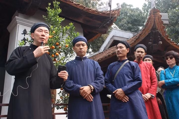 Đến đầu thế kỷ 20, áo dài dành cho nam giới không còn được may rộng. Thay vào đó, trang phục may nhỏ lại, được bóp eo, không may tay liền như áo dài truyền thống và tà áo nhỏ vừa người.