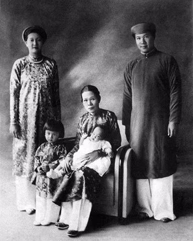 Áo dài nam truyền thống nguyên vẹn ban đầu từ thời chúa Nguyễn có 5 thân, 5 cúc và cổ áo đứng nên thường được gọi là áo dài ngũ thân. Trang phục áo dài ngũ thân gồm: 2 tà trước, 2 tà sau và 1 tà ở giữa. Áo dài được phân thành nhiều loại khác nhau nhưng cơ bản có hai loại là áo dài tay thụng và áo dài tay chẹt.