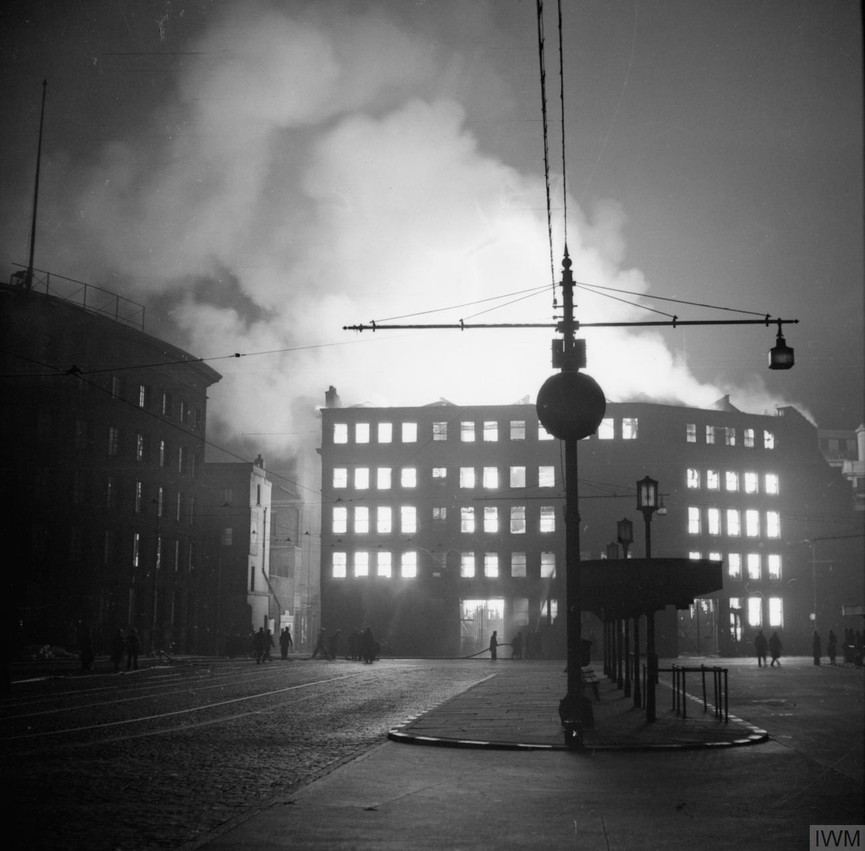 Một số tòa nhà ở Manchester, London bốc cháy do trúng bom đạn của phát xít Đức tháng 12/1940.