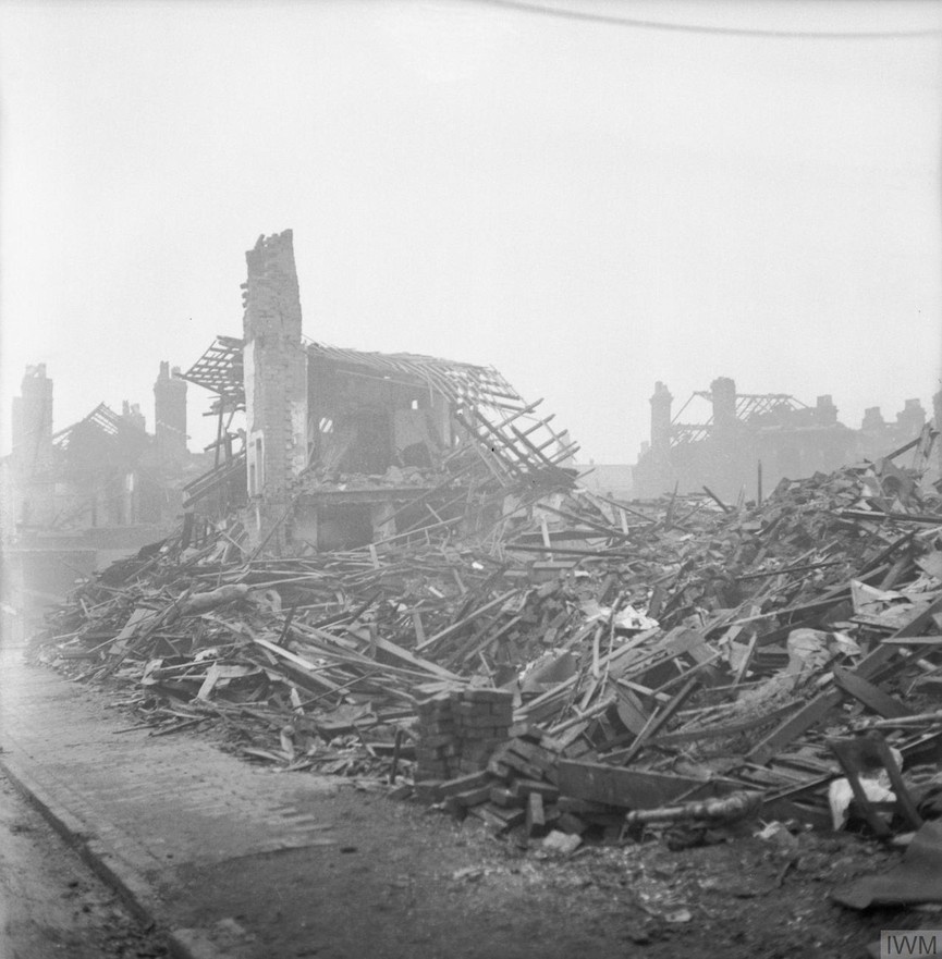 Một góc London bị không quân Đức dội bom ác liệt khiến các công trình ở đây bị phá hủy hoàn toàn.