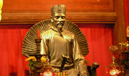 Chu Văn An (1292-1370) quê ở Hà Nội ngày nay, học rất giỏi, đỗ đạt cao nhưng ông không ra làm quan, chỉ ở nhà mở trường dạy học. Sau này, vua Trần Minh Tông mời ông làm tư nghiệp (thời Trần là hiệu trưởng) của trường Quốc Tử Giám. Chu Văn An được xem là hiệu trưởng đầu tiên của nền giáo dục Việt Nam.