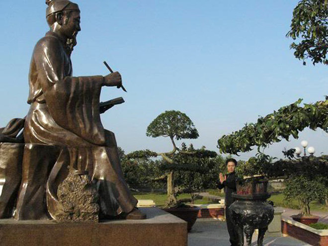 Nguyễn Bỉnh Khiêm (1491-1585) được xem là một trong 3 thầy giáo tài giỏi nhất sử Việt, bên cạnh Chu Văn An thời Trần và Nguyễn Thiếp thời Tây Sơn. Ông nổi tiếng là vị quan trạng xuất sắc, có tầm nhìn xa trông rộng, từng dâng sớ lên đòi vua Mạc hạch tội 18 tên lộng thần nhưng vua không nghe. Năm 1542, ông từ quan về quê mở trường dạy học, trở thành thầy giáo nổi tiếng đương thời.