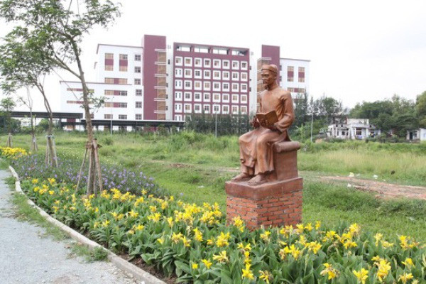 Bảng nhãn Lê Văn Hưu (1230-1322) quê ở tỉnh Thanh Hóa ngày nay. Ông đỗ bảng nhãn khi mới 17 tuổi, ra làm quan cho nhà Trần. Ngoài công việc của sử quan, Lê Văn Hưu cũng là thầy giáo nổi danh đương thời. Tên tuổi ông gắn liền bộ sách Đại Việt sử ký - cuốn sách chuyên về lịch sử đầu tiên của nước ta.