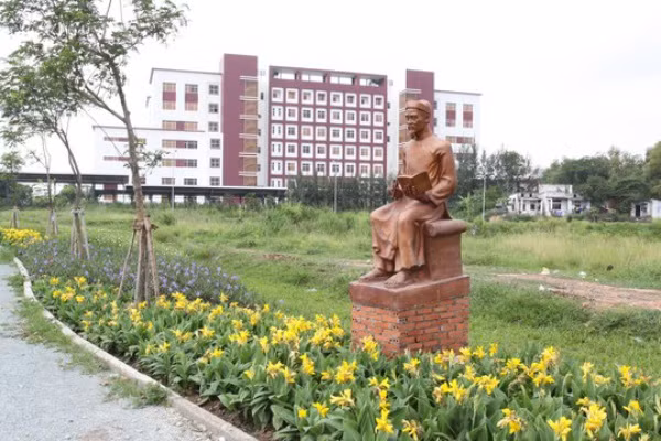 Bảng nhãn Lê Văn Hưu (1230-1322) quê ở tỉnh Thanh Hóa ngày nay. Ông đỗ bảng nhãn khi mới 17 tuổi, ra làm quan cho nhà Trần. Ngoài công việc của sử quan, Lê Văn Hưu cũng là thầy giáo nổi danh đương thời. Tên tuổi ông gắn liền bộ sách Đại Việt sử ký - cuốn sách chuyên về lịch sử đầu tiên của nước ta.