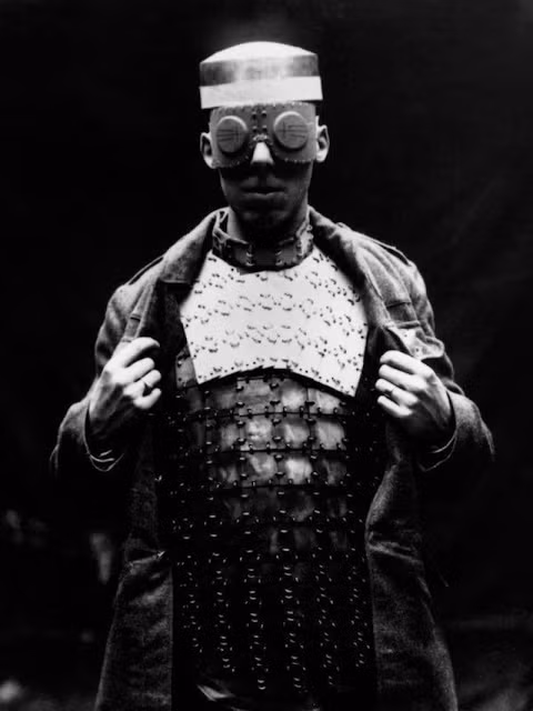 Một bộ áo giáp có thiết kế kỳ lạ của binh sĩ sử dụng trên chiến trường năm 1918.