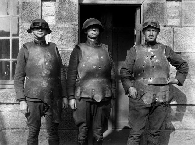 Những bộ áo giáp chi chít vết đạn. Nhờ có "món đồ bảo hộ" này, người lính nhiều lần tránh được thương vong trong các cuộc chiến khốc liệt.