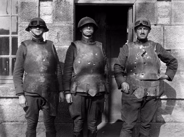 Những bộ áo giáp chi chít vết đạn. Nhờ có "món đồ bảo hộ" này, người lính nhiều lần tránh được thương vong trong các cuộc chiến khốc liệt.