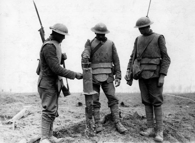 Ba Vệ binh Ireland mặc áo giáp kiểm tra một súng máy của quân Đức bỏ lại ở Pilckem Ridge năm 1917.