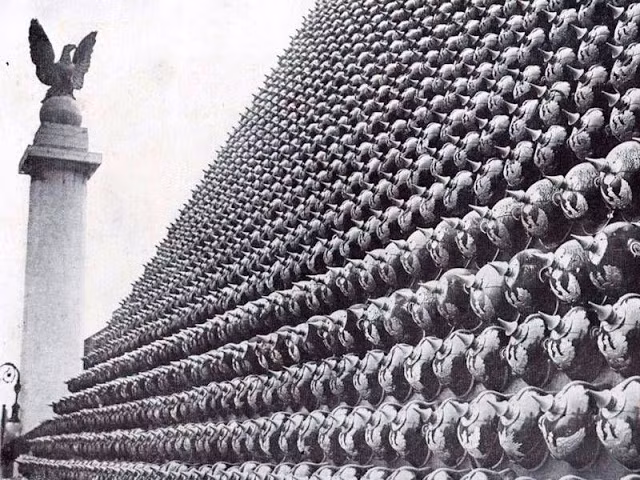 Bên cạnh áo giáp, mũ là một phần trang phục được quân đội nhiều nước phát cho binh lính để bảo vệ phần đầu. Trong ảnh là lượng lớn mũ của lính Đức được binh sĩ Mỹ sắp xếp như một chiến tích thời chiến.