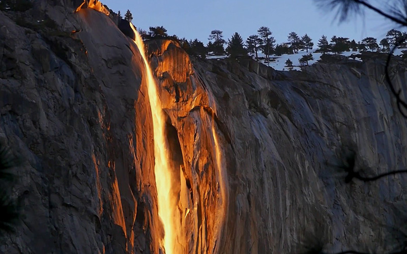 Nhờ hiện tượng khúc xạ ánh sáng, dòng nước "đổi màu" sang đỏ rực giống như ngọn lửa đang cháy.