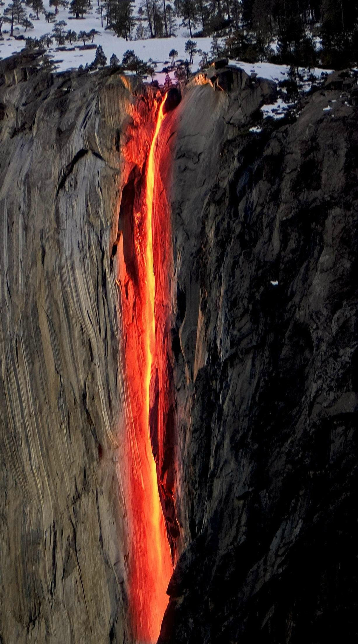 Không phải bất cứ lúc nào thác Horsetail cũng trở thành "thác lửa". Vì vậy, du khách phải đến đúng thời điểm mới có thể nhìn thấy hiện tượng siêu nhiên kỳ thú này.