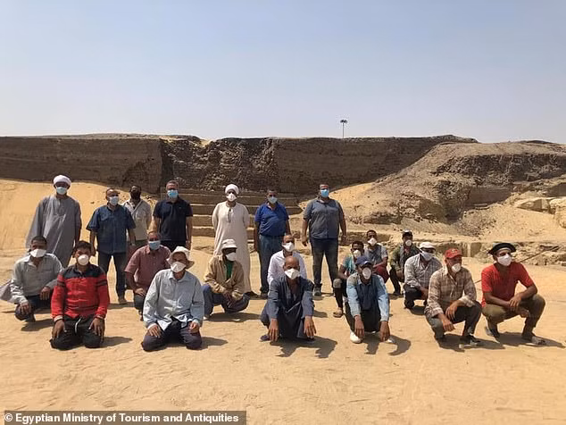 Trong những năm qua, các nhà khảo cổ tìm thấy nhiều hầm mộ ở Saqqara. Không ít hầm mộ bị giới trộm mộ phá niêm phong và lấy đi nhiều đồ tùy táng chôn cất cùng người chết.