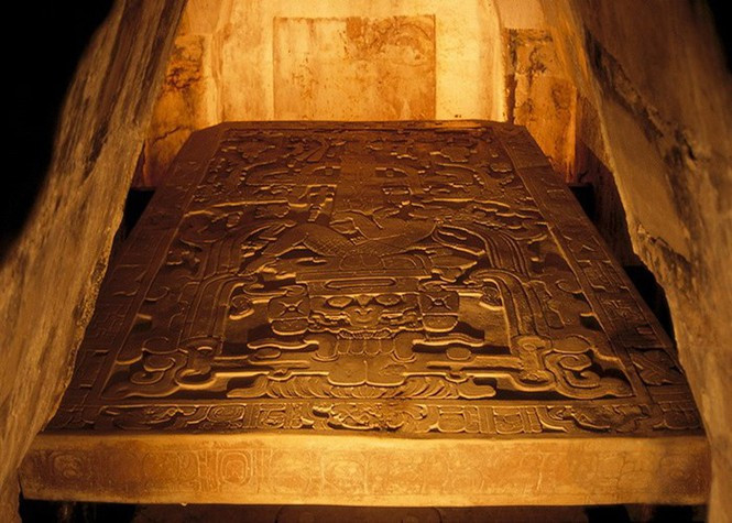 Quan tài của vua Pakal vô cùng đặc biệt. Nắp quan tài là một phiến đá nguyên khối dài 3m. Thi hài vua Pakal được đặt bên trong quan tài với nhiều loại đá quý.
