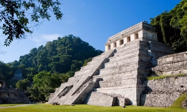  Quan tài đá chứa hài cốt vua Maya được tìm thấy bên dưới ngôi đền Inscriptions (đền của những câu khắc) ở Palenque, phía nam Mexico. Theo các chuyên gia, quan tài thuộc về vua Pakal nổi tiếng của người Maya.