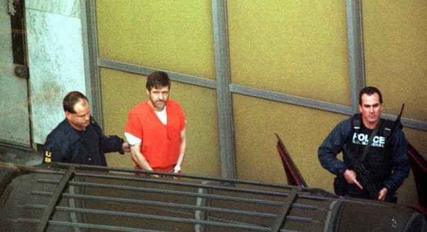 Phải tới tháng 4/1996, FBI mới tìm được đầy đủ bằng chứng buộc tội Kaczynski và bắt giữ y tại túp lều ở ngoại ô Lincoln. Trong quá trình điều tra, Kaczynski thừa nhận mọi tội danh.