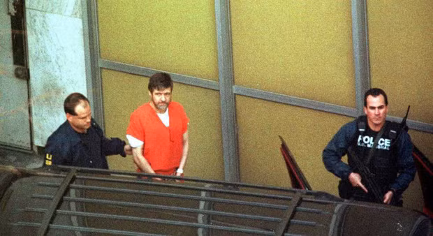 Phải tới tháng 4/1996, FBI mới tìm được đầy đủ bằng chứng buộc tội Kaczynski và bắt giữ y tại túp lều ở ngoại ô Lincoln. Trong quá trình điều tra, Kaczynski thừa nhận mọi tội danh.