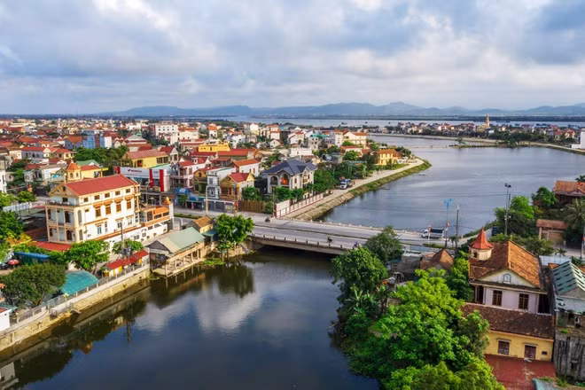 Thị xã Ba Đồn thuộc tỉnh Quảng Bình. Trừ phường Ba Đồn (trùng tên thị xã), các đơn vị hành chính còn lại trực thuộc thị xã đều có tên bắt đầu bằng từ Quảng, gồm 5 phường: Quảng Long, Quảng Phong, Quảng Phúc, Quảng Thọ, Quảng Thuận; và 10 xã: Quảng Hải, Quảng Hòa, Quảng Lộc, Quảng Minh, Quảng Sơn, Quảng Tân, Quảng Tiên, Quảng Thủy, Quảng Trung, Quảng Văn. Ảnh: Trần An.