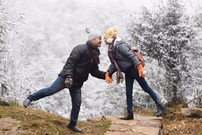 Sa Pa là thị xã thuộc tỉnh Lào Cai, hiện có 6 phường: Cầu Mây, Hàm Rồng, Ô Quý Hồ, Phan Si Păng, Sa Pa, Sa Pả; và 10 xã: Bản Hồ, Hoàng Liên, Liên Minh, Mường Bo, Mường Hoa, Ngũ Chỉ Sơn, Tả Phìn, Tả Van, Thanh Bình, Trung Chải. Nơi đây được biết đến là điểm du lịch nổi tiếng ở phía bắc đất nước, có đỉnh Fansipan hùng vĩ là "nóc nhà Đông Dương", cao 3.143 m. Ảnh: Hoàng Hà - Việt Hùng.