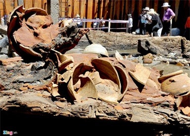 Gốm sứ bị nung chảy dính chặt vào nhau bên trong tàu cổ chìm. “Điều bất ngờ là một số tàu cổ đắm ở vùng biển Bình Châu đều có vết tích cháy đen do hỏa hoạn gây ra. Có thể do các thủy thủ sơ ý hoặc do bị cướp biển tấn công”, ông Việt nhận định.