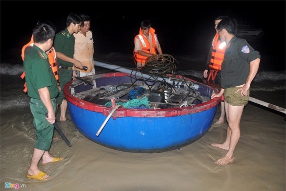 Cơ quan chức năng huy động lực lượng biên phòng, cảnh sát tăng cường tuần tra, tạm giữ ghe thúng cùng ống hút, dây hơi lặn của ngư dân trục vớt cổ vật trái phép.