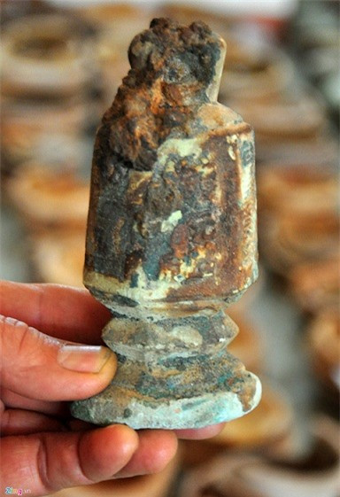 Quả cân đồng, độc bản quý hiếm tìm thấy trong tàu cổ chìm ở vùng biển Bình Châu. "Vì sao rất nhiều thuyền buồm bị chìm ở vùng biển Bình Châu vẫn còn là điều bí ẩn. Các chủ nhân của những con tàu cổ này thuộc quốc gia nào, chất liệu gỗ, kỹ thuật đóng tàu... đến nay đều còn là ẩn số, các nhà khoa học vẫn chưa thể giải mã được", tiến sĩ Đoàn Ngọc Khôi, Phó giám đốc Bảo tàng Quảng Ngãi, nói.