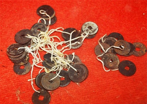 Không chỉ phát hiện tàu chở gốm sứ cổ chìm đắm, nhiều ngư dân còn trục vớt được "kho tiền cổ", làm bằng đồng có lỗ vuông ở giữa và thuộc nhiều niên đại khác nhau, trên con tàu chìm ở vùng biển Bình Sơn.