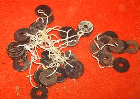 Không chỉ phát hiện tàu chở gốm sứ cổ chìm đắm, nhiều ngư dân còn trục vớt được "kho tiền cổ", làm bằng đồng có lỗ vuông ở giữa và thuộc nhiều niên đại khác nhau, trên con tàu chìm ở vùng biển Bình Sơn.