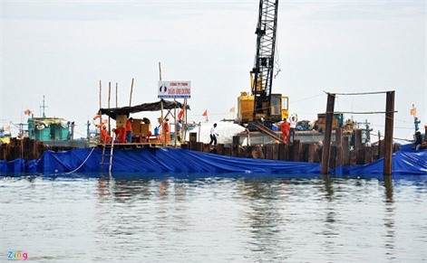 Tháng 5/2013, cơ quan chức năng đóng cọc cừ larsen làm đê vây, hút thổi cát khai quật cổ vật dưới đáy biển theo phương pháp như trên bờ, thu về gần 270 thùng (hàng nghìn cổ vật quý). Lộ diện trên nền cát đáy biển là con tàu gỗ gần như còn nguyên vẹn sau khoảng 700 năm đắm ở vùng biển Bình Châu.