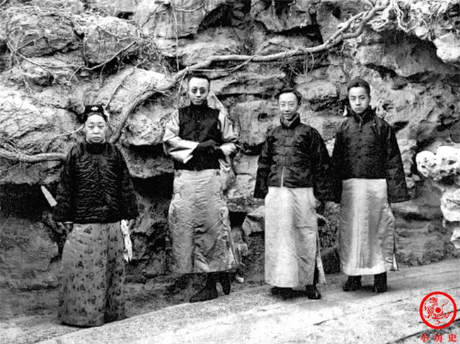 Đường Thạch Hà từng nhận xét về 2 cô mẫu của mình (Cẩn phi và Trân phi): "Dù đã có được địa vị và của cải nhưng họ đã mất đi những gì quý giá nhất đời người, đó là tình yêu và sự tự do. Hai vị cô mẫu là vật hi sinh của xã hội phong kiến, phải trải qua cuộc đời ưu phiền trong Tử Cấm Thành u ám đó". Trong ảnh là Đoan Khang Thái phi (trái) chụp ảnh cùng Phổ Nghi (thứ 2 từ trái sang) và một số người khác.