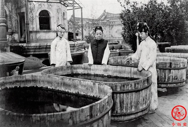 Đoan Khang Thái phi và hai người cháu gái Đường Mai (trái) và Đường Thạch Hà (phải) đang xem cá ở Diên Hi Cung.