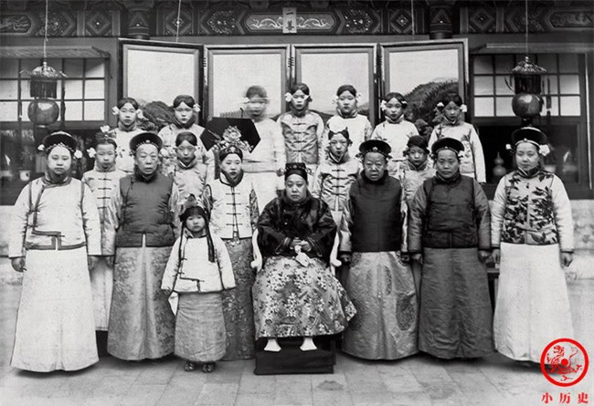 Đoan Khang Thái phi (giữa) chụp ảnh cùng người thân.