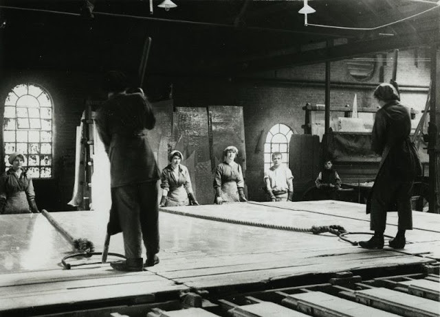 Các nữ công nhân tỉ mỉ từng công đoạn khi chế tác các sản phẩm thủy tinh.