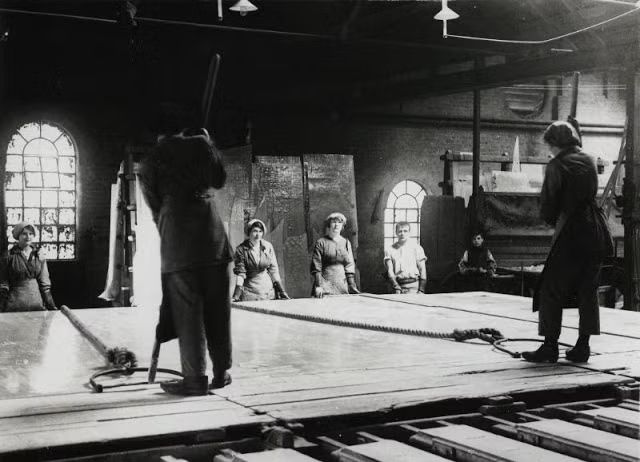 Các nữ công nhân tỉ mỉ từng công đoạn khi chế tác các sản phẩm thủy tinh.