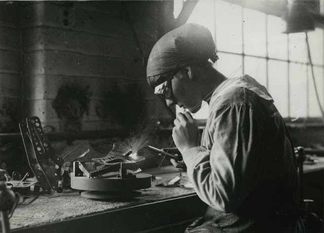 Khi hầu hết nam giới Anh ra chiến trường đánh trận, phụ nữ ở Anh làm một số công việc trước đó chỉ do phái mạnh làm. Trong ảnh là nữ công nhân làm việc trong nhà máy sản xuất máy bay gần Birmingham.