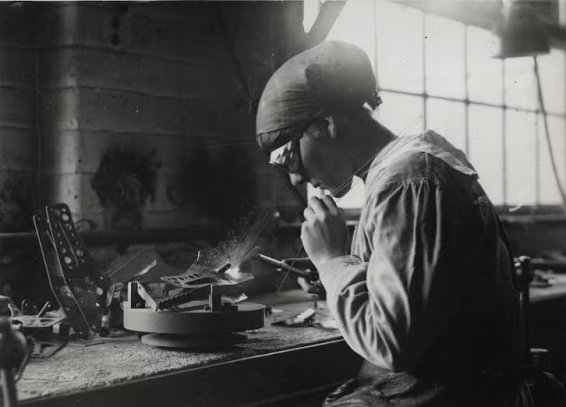 Khi hầu hết nam giới Anh ra chiến trường đánh trận, phụ nữ ở Anh làm một số công việc trước đó chỉ do phái mạnh làm. Trong ảnh là nữ công nhân làm việc trong nhà máy sản xuất máy bay gần Birmingham.