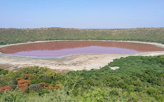 Hồ Lonar ở bang Maharashtra, Ấn Độ là một trong những địa điểm kỳ lạ nhất hành tinh. Với chiều rộng 1,2 km, hồ nước này được hình thành sau một vụ va chạm thiên thạch cách đây khoảng 50.000 năm.