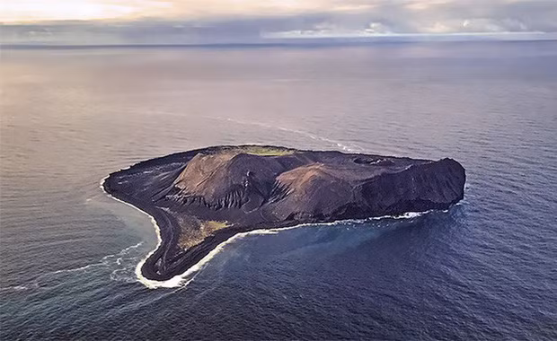 Đảo Surtsey nổi tiếng của Iceland được hình thành từ một loạt vụ phun trào núi lửa ngoài khơi bờ biển phía tây nam nước này từ năm 1963 - 1967.