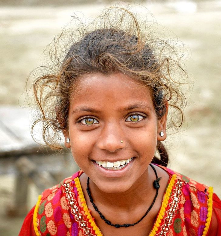 Vẻ đẹp trong trẻo, đôi mắt "cười" của bé gái Ấn Độ khiến nhiều người ấn tượng.