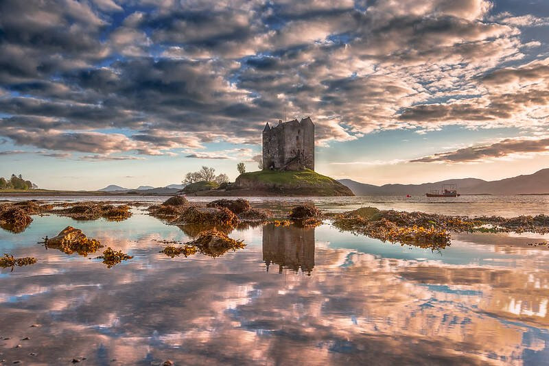 Lâu đài Stalker nằm lẻ loi giữa thiên nhiên rộng lớn.