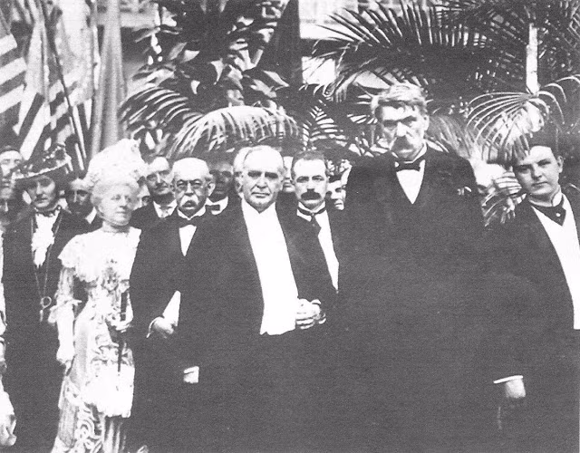 Trong số những người có mặt tại sự kiện có Leon Czolgosz. Gã mang theo một khẩu súng lục giấu trong túi.