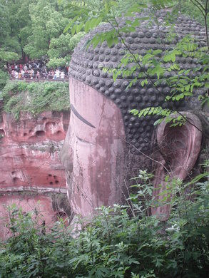 Theo đó, Lạc Sơn Đại Phật hiện hơn 1.300 tuổi. Bức tượng Phật kỳ vỹ này đối diện núi Nga Mi ở phía đông thành phố Lạc Sơn. Đây là nơi giao nhau của 3 con sông Dân, Đại Độ và Thanh Y.