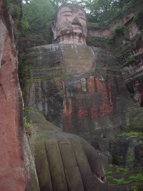 Lạc Sơn Đại Phật được tạc vào trong núi Lăng Vân gây chú ý với chiều cao lên đến 71m. Bức tượng xuất hiện từ 713 trước Công nguyên dưới thời nhà Đường.